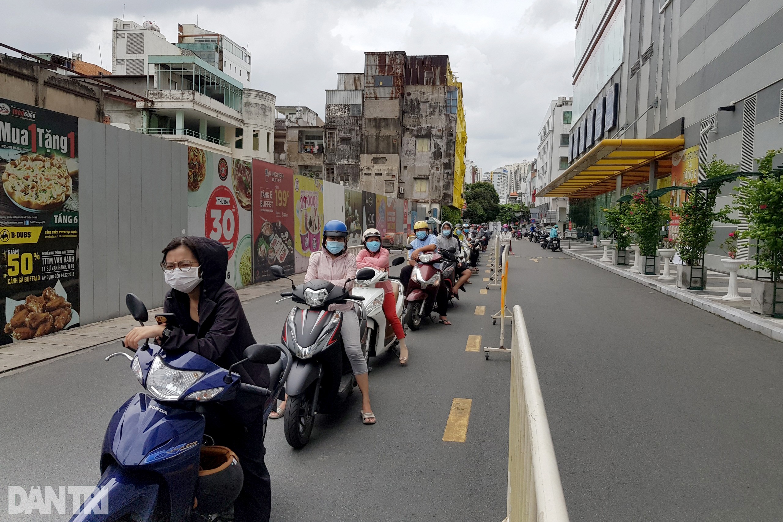 Xếp hàng dài hàng trăm mét vào siêu thị ở TPHCM, chờ cả tiếng để thanh toán - 2 Xếp hàng dài hàng trăm mét vào siêu thị ở TPHCM, chờ cả tiếng để thanh toán - 2