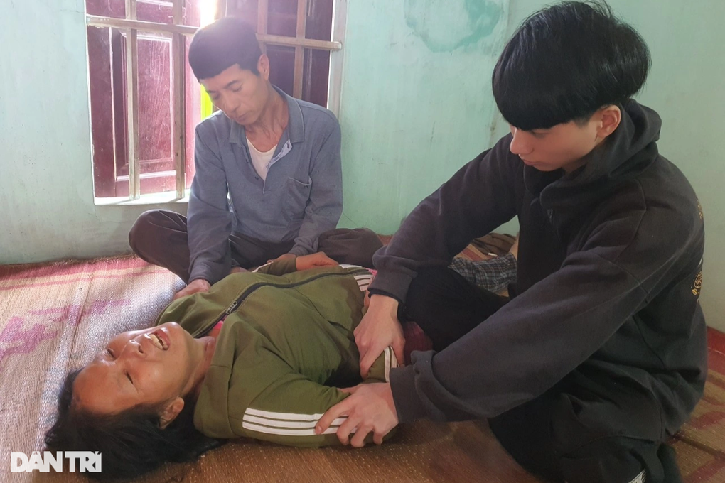 Nghẹn lòng bữa ăn của gia đình nghèo khó, bệnh tật ở ngoại thành Hà Nội - 4 Nghẹn lòng bữa ăn của gia đình nghèo khó, bệnh tật ở ngoại thành Hà Nội - 4