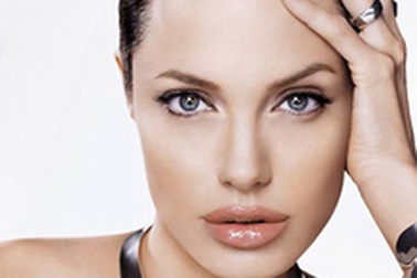 Angelina Jolie quảng cáo cho Shiseido