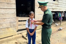 Phụ huynh ở nhà trông con vì trường học đóng cửa tránh bão Yagi