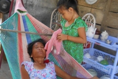 Hai mẹ con quanh năm sống nhờ máu người khác