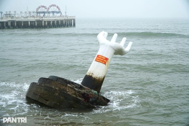 Bàn tay trên biển ngả nghiêng, bờ kè khu du lịch bị xé toang