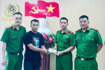 Người đàn ông ở Nghệ An vui mừng nhận lại ví tiền bị rơi