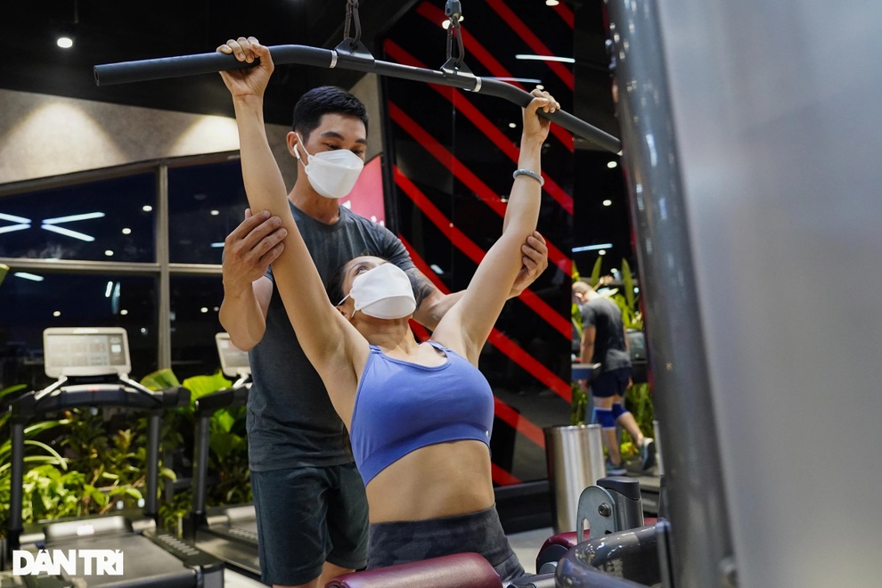 Người dân mướt mồ hôi tập luyện khi phòng gym mở cửa trở lại ở TPHCM - 2 Người dân mướt mồ hôi tập luyện khi phòng gym mở cửa trở lại ở TPHCM - 2