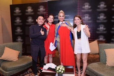 Chi Pu tặng áo dài nữ ca sĩ hàng đầu Anh Quốc