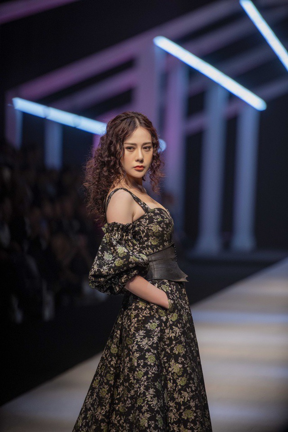 Khi NSND Như Quỳnh, Phương Oanh đi catwalk, bá đạo hơn là Mạnh Trường - 10 Khi NSND Như Quỳnh, Phương Oanh đi catwalk, bá đạo hơn là Mạnh Trường - 10