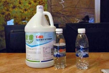 Nhầm chai thuốc tẩy với... nước suối trong khách sạn, du khách suýt bỏ mạng