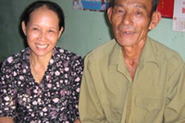 "Hai bàn tay rưỡi" nuôi con thành tài  