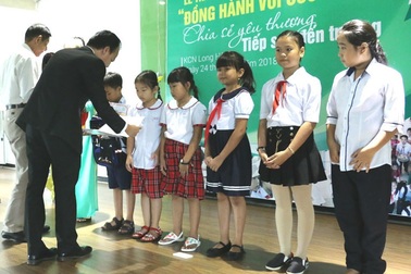 Tiếp sức đến trường cho trẻ em nghèo tại huyện Cần Giuộc
