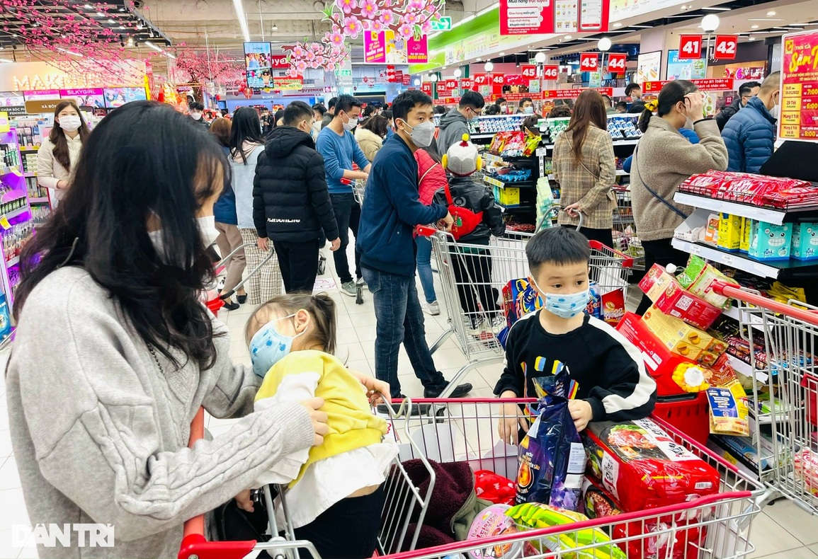 Người dân Hà Nội đổ xô vào siêu thị mua sắm trong ngày đầu nghỉ Tết - 5 Người dân Hà Nội đổ xô vào siêu thị mua sắm trong ngày đầu nghỉ Tết - 5