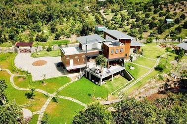 Biệt phủ rộng 10.000m2 nằm lưng chừng núi đẹp mê của cặp vợ chồng Sài Gòn