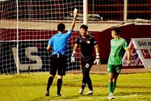 CLB Cần Thơ "treo giò" nội bộ 2 trận thủ môn khiêu khích trọng tài