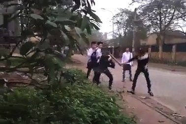 Vung điếu cày, đánh liên tiếp vào đầu nhiều học sinh