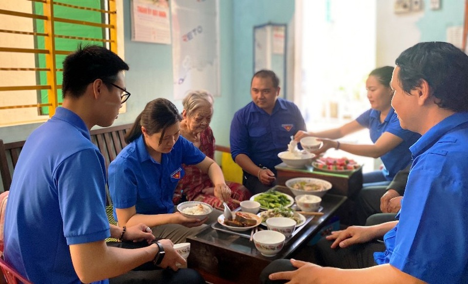 10.000 đoàn viên thanh niên thắp nến tri ân tại 105 nghĩa trang liệt sĩ - 8 10.000 đoàn viên thanh niên thắp nến tri ân tại 105 nghĩa trang liệt sĩ - 8