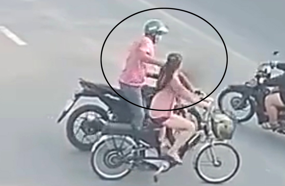 Giật dây chuyền của cô gái, tên cướp bị vây đánh “no đòn” - 2 Giật dây chuyền của cô gái, tên cướp bị vây đánh “no đòn” - 2