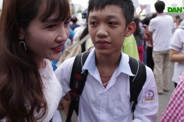 Những hình ảnh rung động lòng người trong kỳ thi vào lớp 10 ở Hà Nội