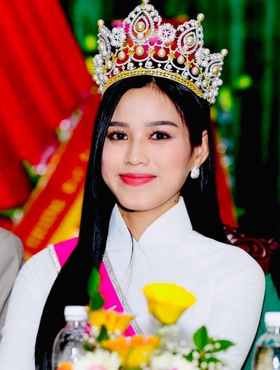 Người dân quê nhà chào đón tân hoa hậu Đỗ Thị Hà trở về - 2 Người dân quê nhà chào đón tân hoa hậu Đỗ Thị Hà trở về - 2