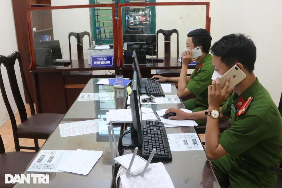 Cận cảnh quá trình Công an Hà Nội cấp giấy đi đường loại mới cho người dân - 1 Cận cảnh quá trình Công an Hà Nội cấp giấy đi đường loại mới cho người dân - 1