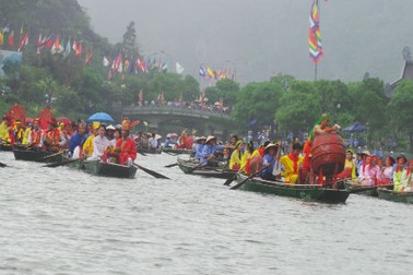 Du khách bơi thuyền dự Lễ hội Thánh Quý Minh Đại Vương