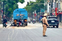 CSGT Hà Nội xử phạt tài xế xe tải làm rơi vãi đất thải trên đường