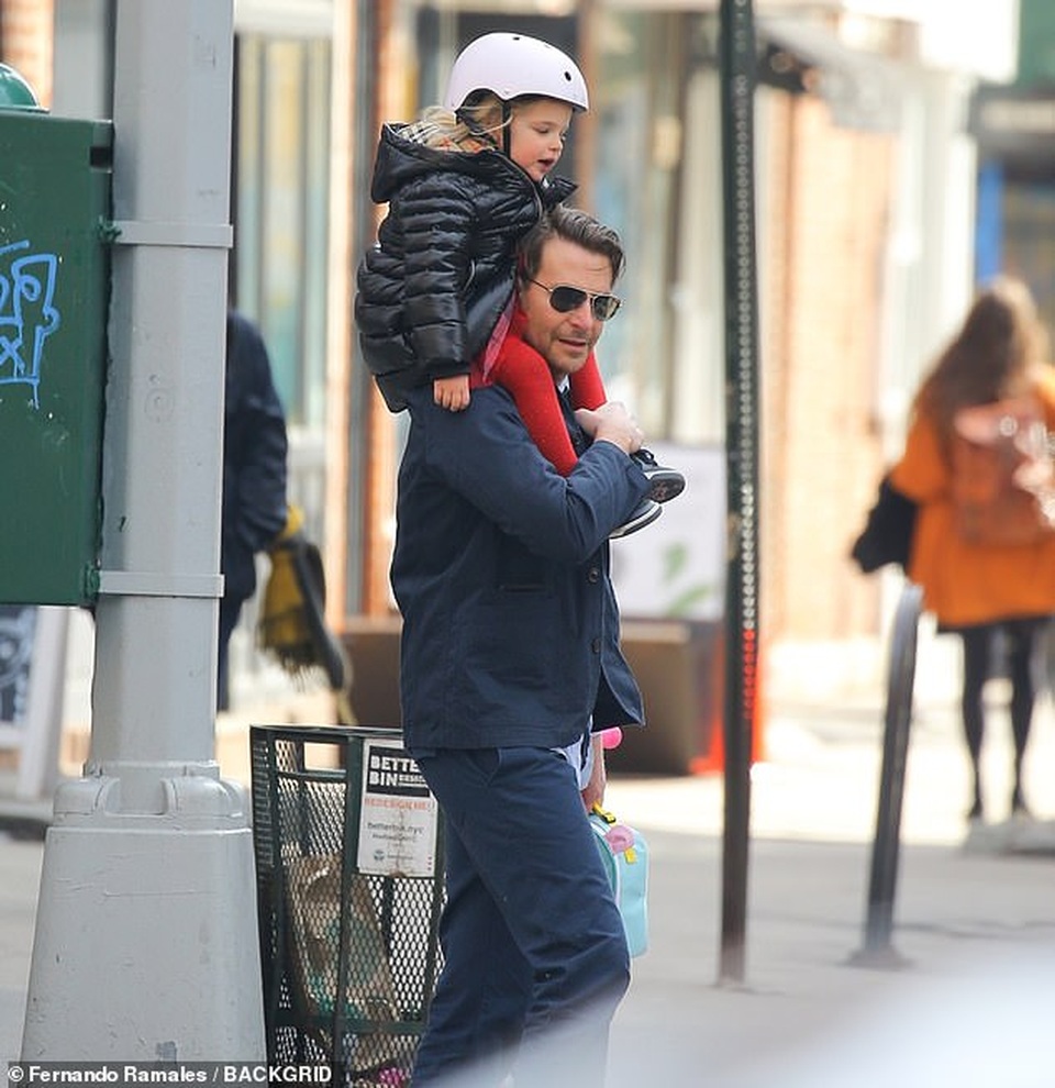 Bradley Cooper đưa con gái xinh đẹp ra phố - 2 Bradley Cooper đưa con gái xinh đẹp ra phố - 2