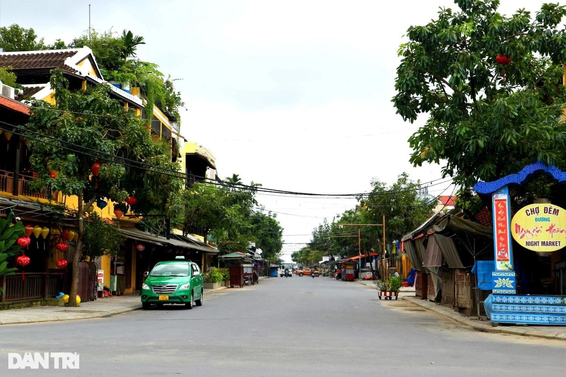 Du khách tấp nập đến phố cổ Hội An vui chơi ngày đầu nghỉ Tết Dương lịch - 10