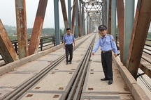 Nguy cơ xảy ra thảm hoạ trên cây cầu “độc nhất vô nhị” tại Bắc Giang: "Hoá giải" ra sao?
