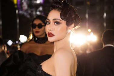 Di Khả Hân diện váy lông vũ, khoe chân dài trên thảm đỏ