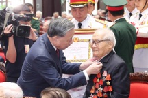 Tổng Bí thư trực tiếp trao huy hiệu đảng và những thẻ đảng mẫu mới đầu tiên