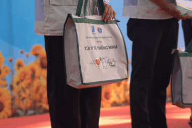 Bác sĩ đến tận nhà khám bệnh với "túi y tế thông minh"