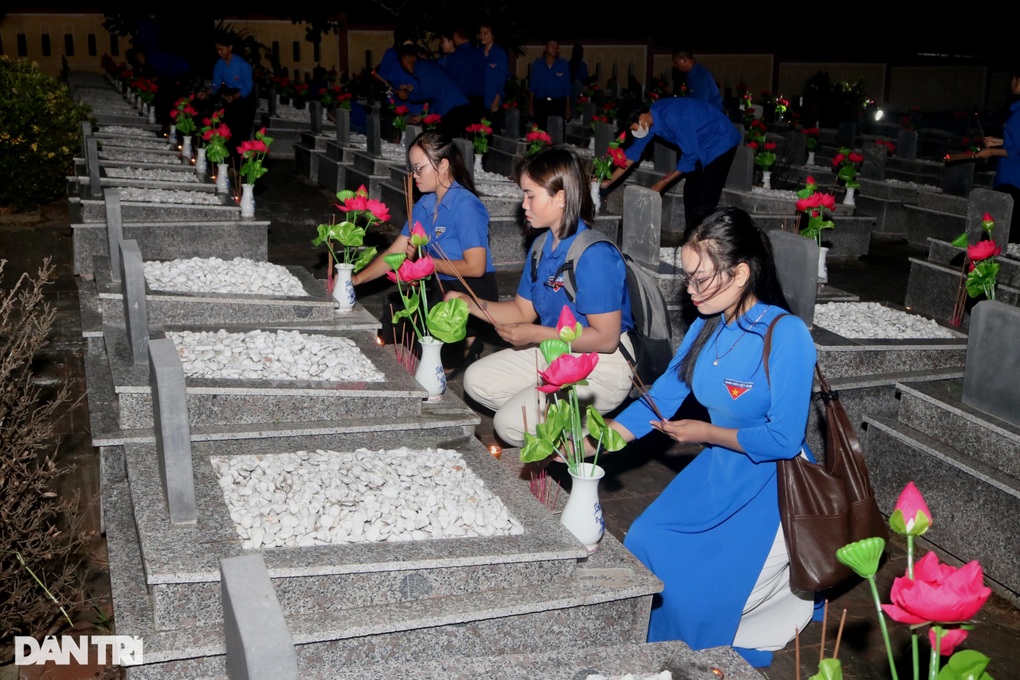 Đêm tri ân ở nghĩa trang liệt sỹ có bia đá khắc bài thơ Hương thầm - 3 Đêm tri ân ở nghĩa trang liệt sỹ có bia đá khắc bài thơ Hương thầm - 3