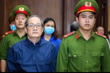 Cựu Giám đốc Bệnh viện TP Thủ Đức bất ngờ nhận tội sau khi gặp mẹ