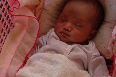 Bé gái sơ sinh bị bỏ rơi ở lùm cây ven đường 