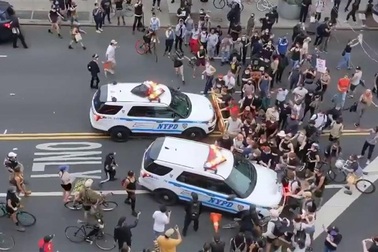 Video xe cảnh sát Mỹ lao vào đám đông biểu tình