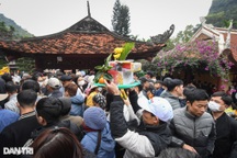 Hàng vạn người chen chân lễ bái ngày chính hội chùa Hương