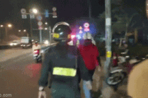 Nhóm người ghi hình CSGT, bị nhóm thanh niên khác chém vỡ đèn xe