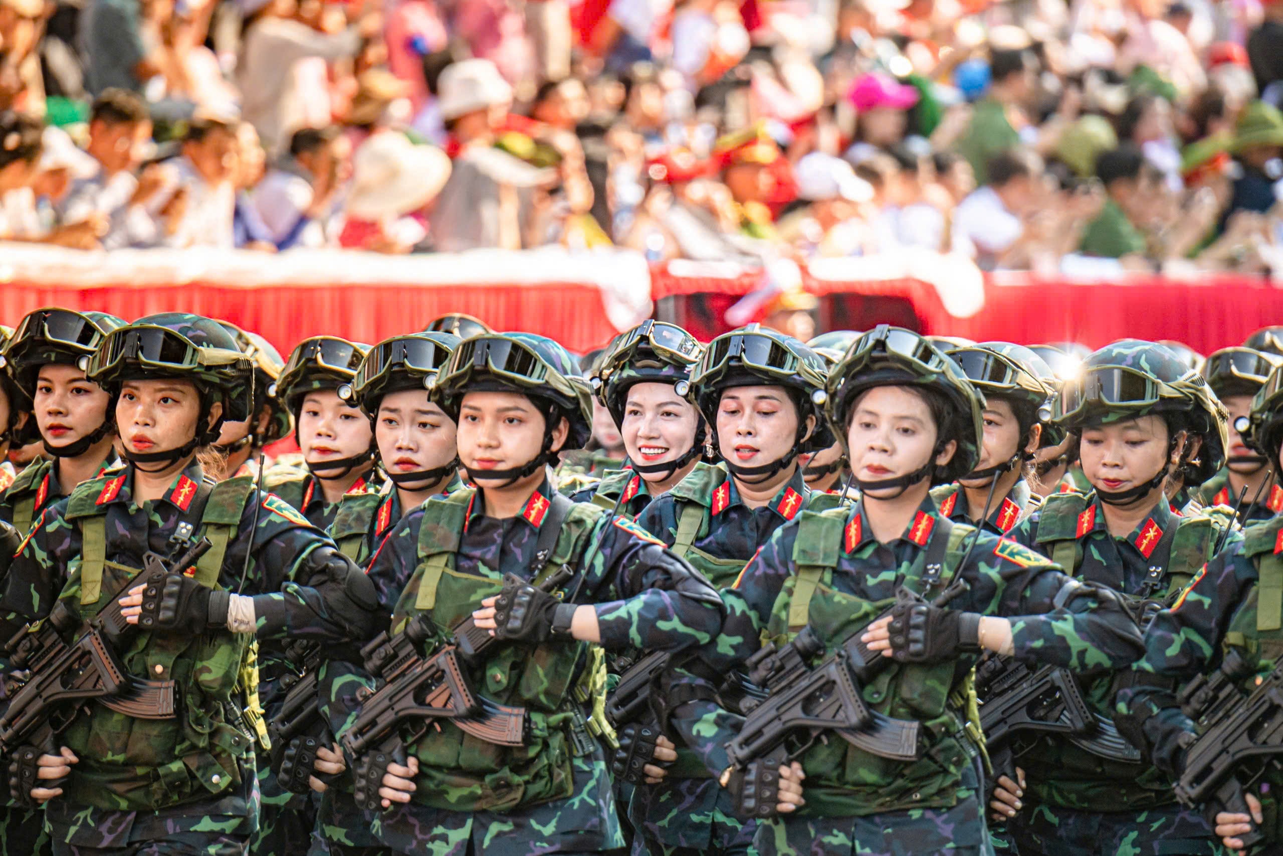 Cô gái xinh đẹp trong video trò chuyện với Đại tướng Phan Văn Giang gây sốt - 9 Cô gái xinh đẹp trong video trò chuyện với Đại tướng Phan Văn Giang gây sốt - 9