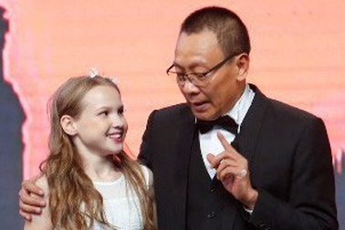 MC Lại Văn Sâm hóa “công chúa” để cô bé người Nga giải cứu