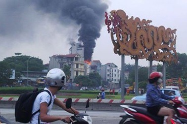 Hà Nội: Khu phố náo loạn vì nhà 5 tầng bốc cháy dữ dội