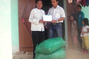 Trao 100kg gạo đến chị Đinh Thị Duyên   