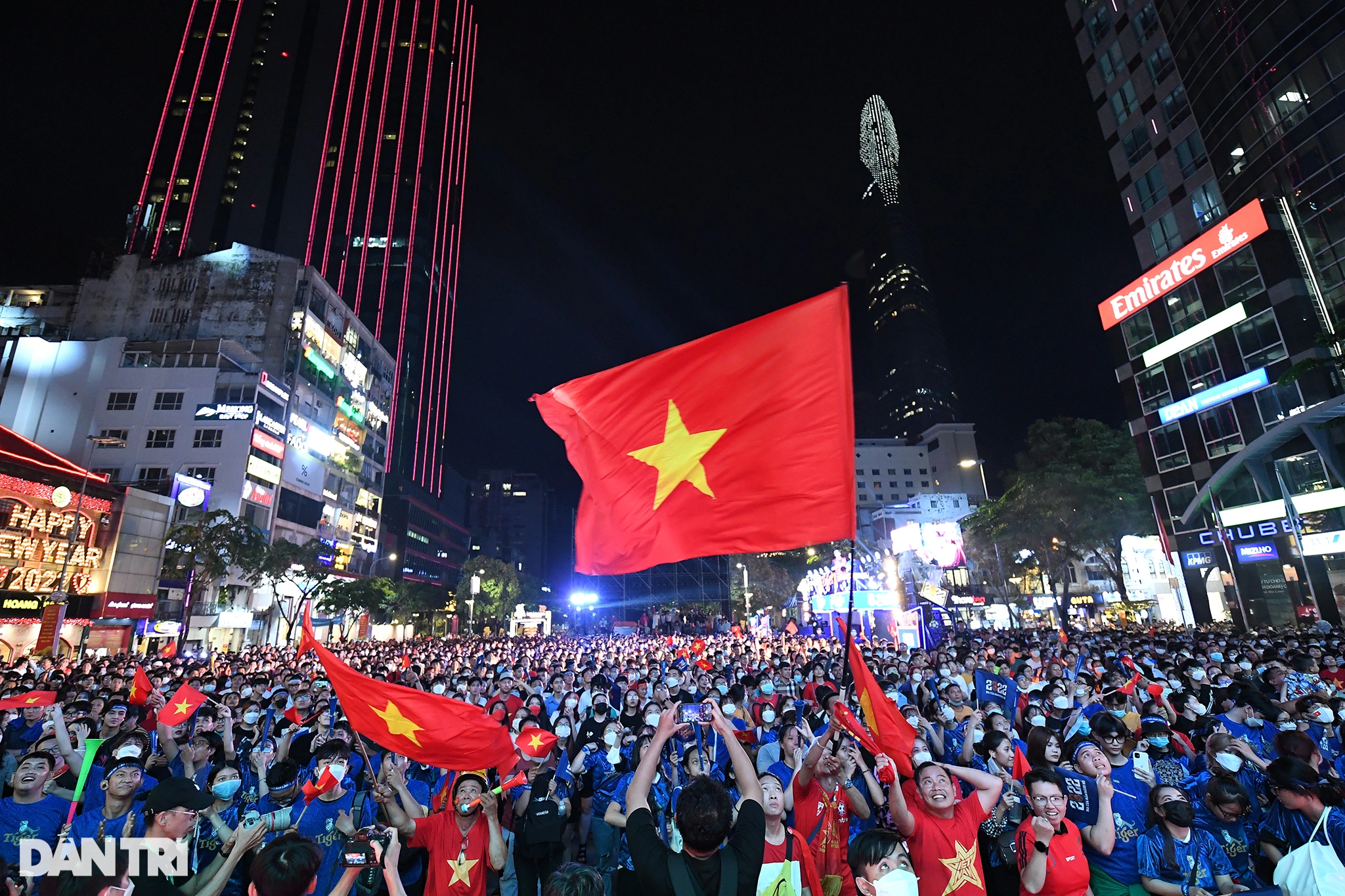 Hàng nghìn cổ động viên TPHCM đổ ra đường mừng U23 Việt Nam vào chung kết - 17 Hàng nghìn cổ động viên TPHCM đổ ra đường mừng U23 Việt Nam vào chung kết - 17