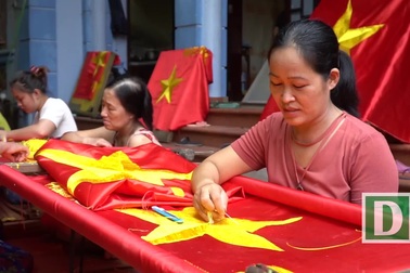 Những bàn tay tài hoa giữ nghề thêu cờ Tổ quốc
