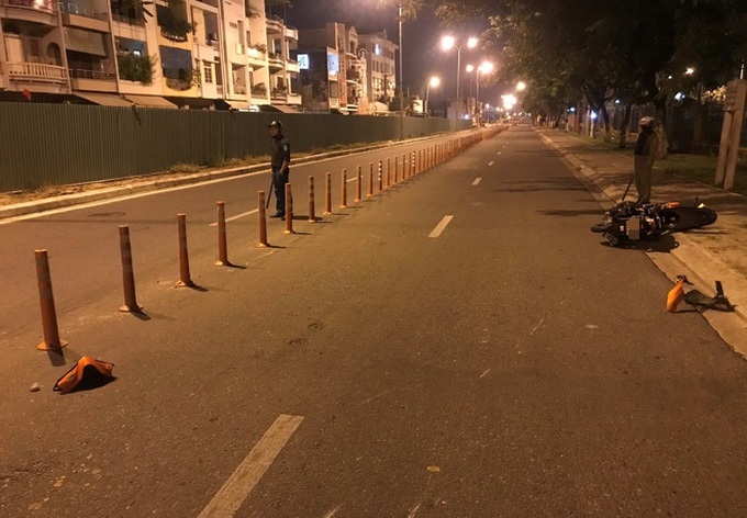 Xe máy đâm vào cọc tiêu phân làn, 1 thanh niên chết thảm, 1 người nguy kịch - Ảnh 2. Xe máy đâm vào cọc tiêu phân làn, 1 thanh niên chết thảm, 1 người nguy kịch - Ảnh 2.