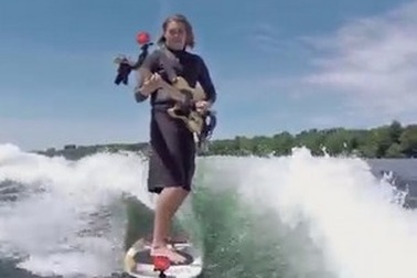 Thán phục chàng trai vừa lướt ván vừa chơi đàn guitar