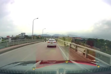 Ô tô chạy lấn làn, tạt rụng gương xe khác