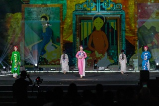 Phu nhân Đại sứ Mỹ, Nhật Bản và nhiều quốc gia trình diễn áo dài Việt Nam - 11