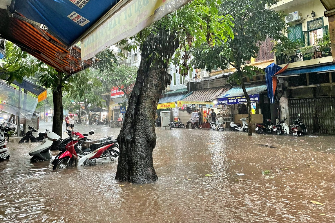 Hà Nội sẽ có 11 khu vực mênh mông nước nếu mưa cường độ lớn - 2 Hà Nội sẽ có 11 khu vực mênh mông nước nếu mưa cường độ lớn - 2