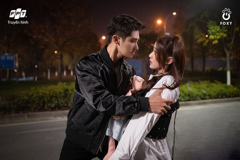 Quý cô vụng về đụng độ chàng gia sư cứu hỏa trong Đứng lại, Hoa tiểu thư - 2 Quý cô vụng về đụng độ chàng gia sư cứu hỏa trong Đứng lại, Hoa tiểu thư - 2