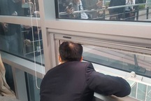 Nghị sĩ Hàn Quốc họp báo qua cửa sổ vì bị đối thủ giam trong phòng