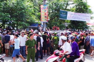 Hàng trăm người dân bao vây xe biển xanh